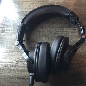 Soundproof studio headphones